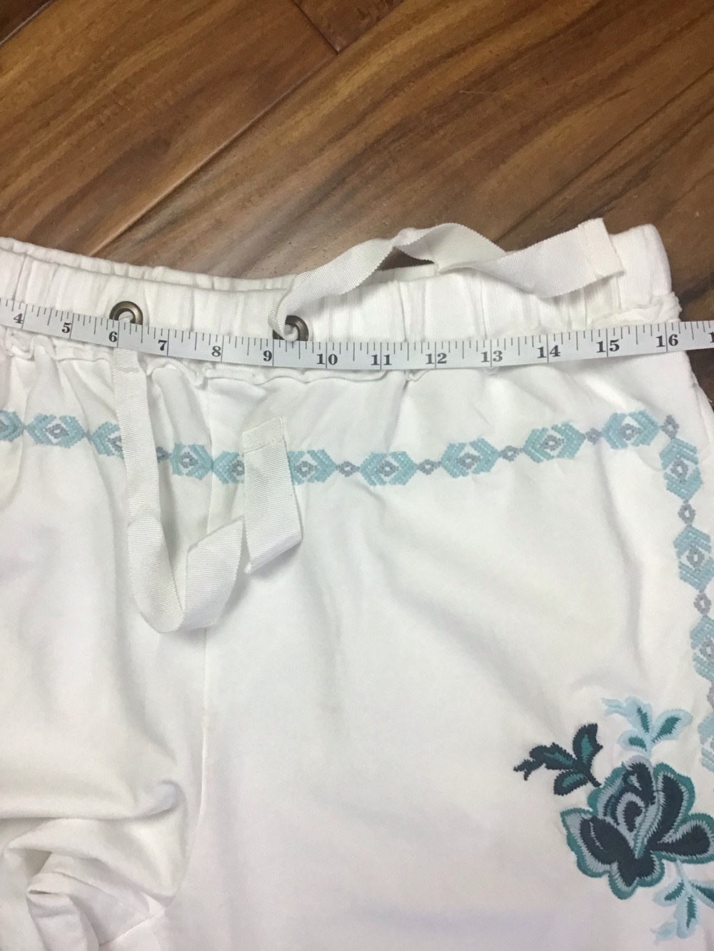 Sundance Faded Fields White Joggers Blue Floral Embroidered Size Medium - Picture 9 of 13